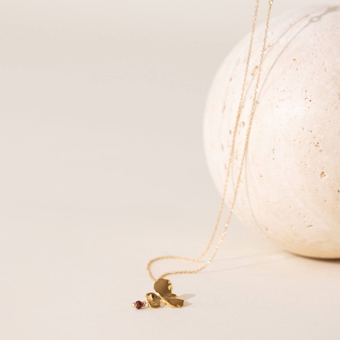 Collier fleur Pensée et pierre de grenat