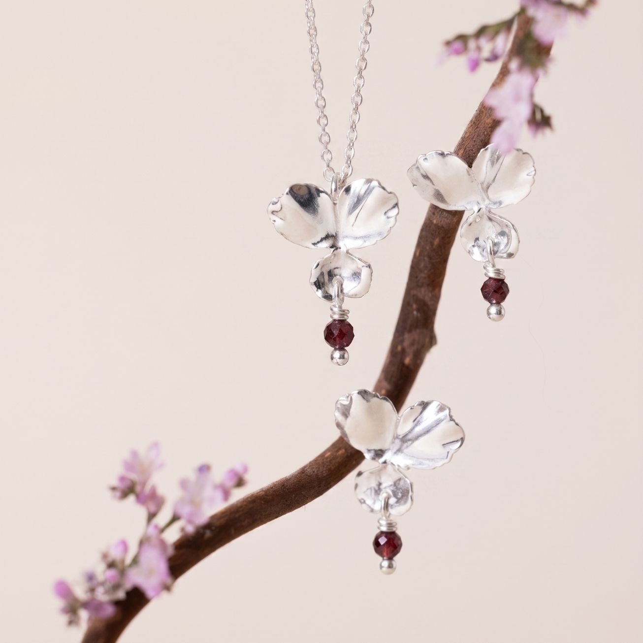 Collar flor <i>Pensamiento</i> y piedra Granate