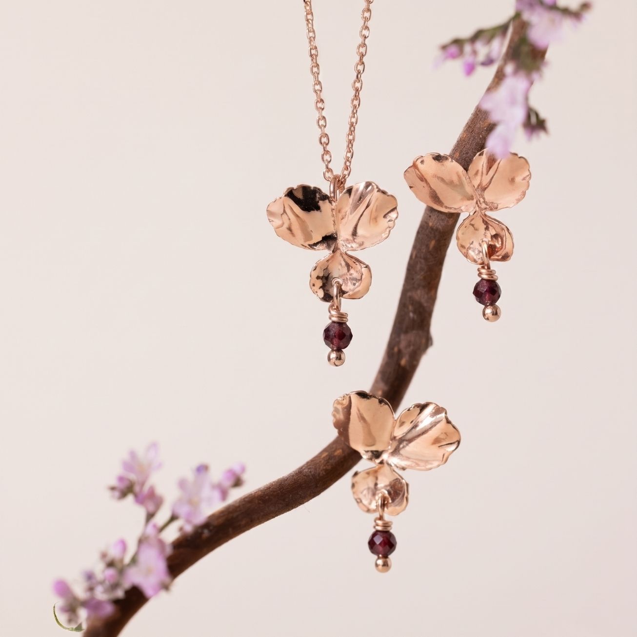 Collar flor <i>Pensamiento</i> y piedra Granate