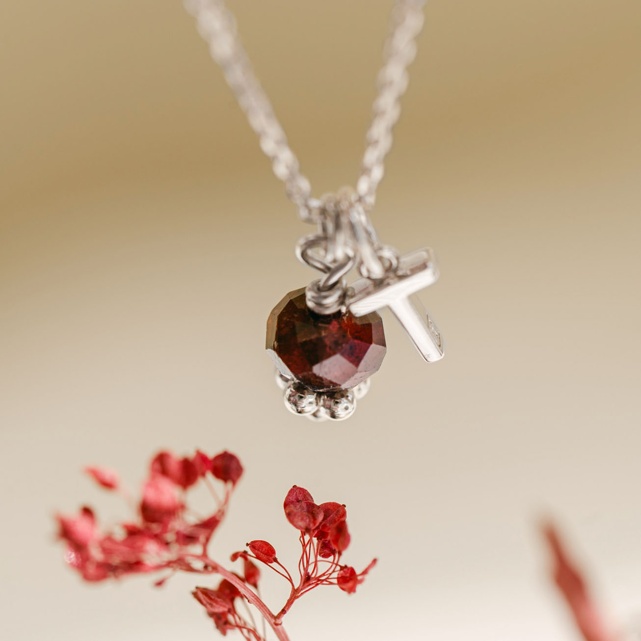 Colgante personalizado <i>Granate</i> con Inicial 