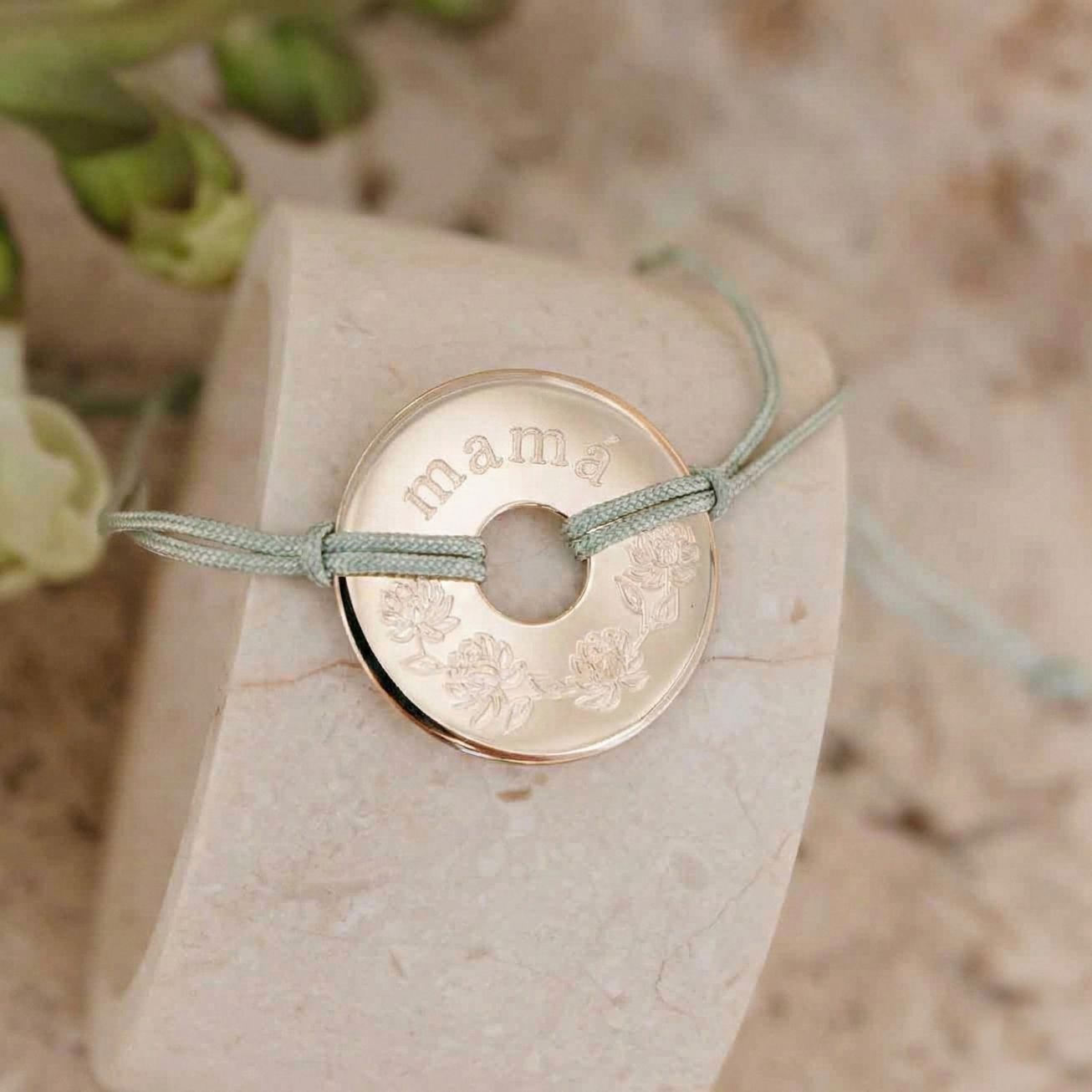 Pulsera personalizada Mamá blanco con ramo de flor