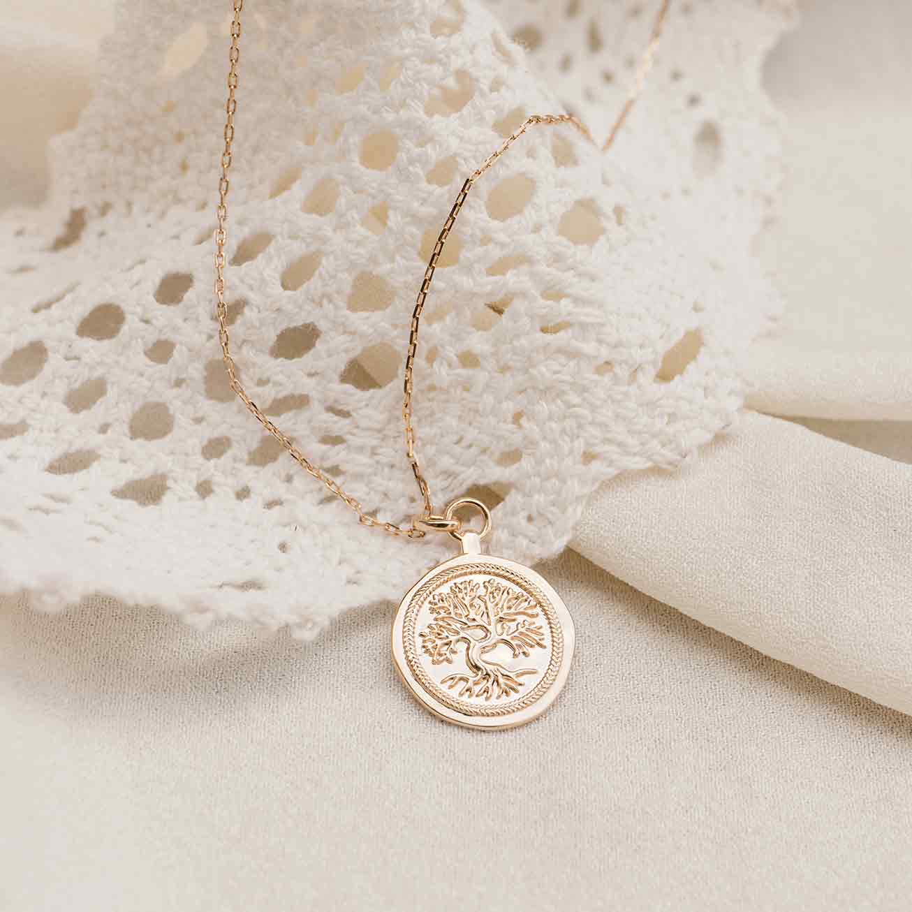 Medalla niños árbol de la vida relieve